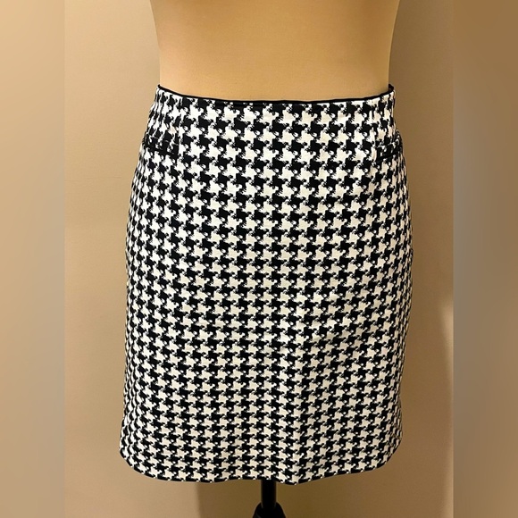 WHBM Stylish Black and White Houndstooth Mini Skirt, size 2 - Picture 1 of 9